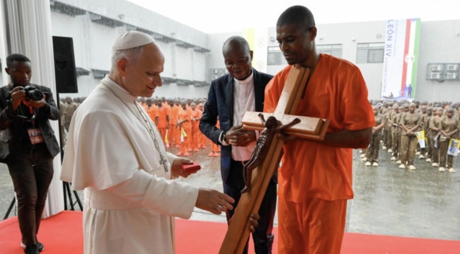 Los presos de Bata le regalan un Cristo al Papa