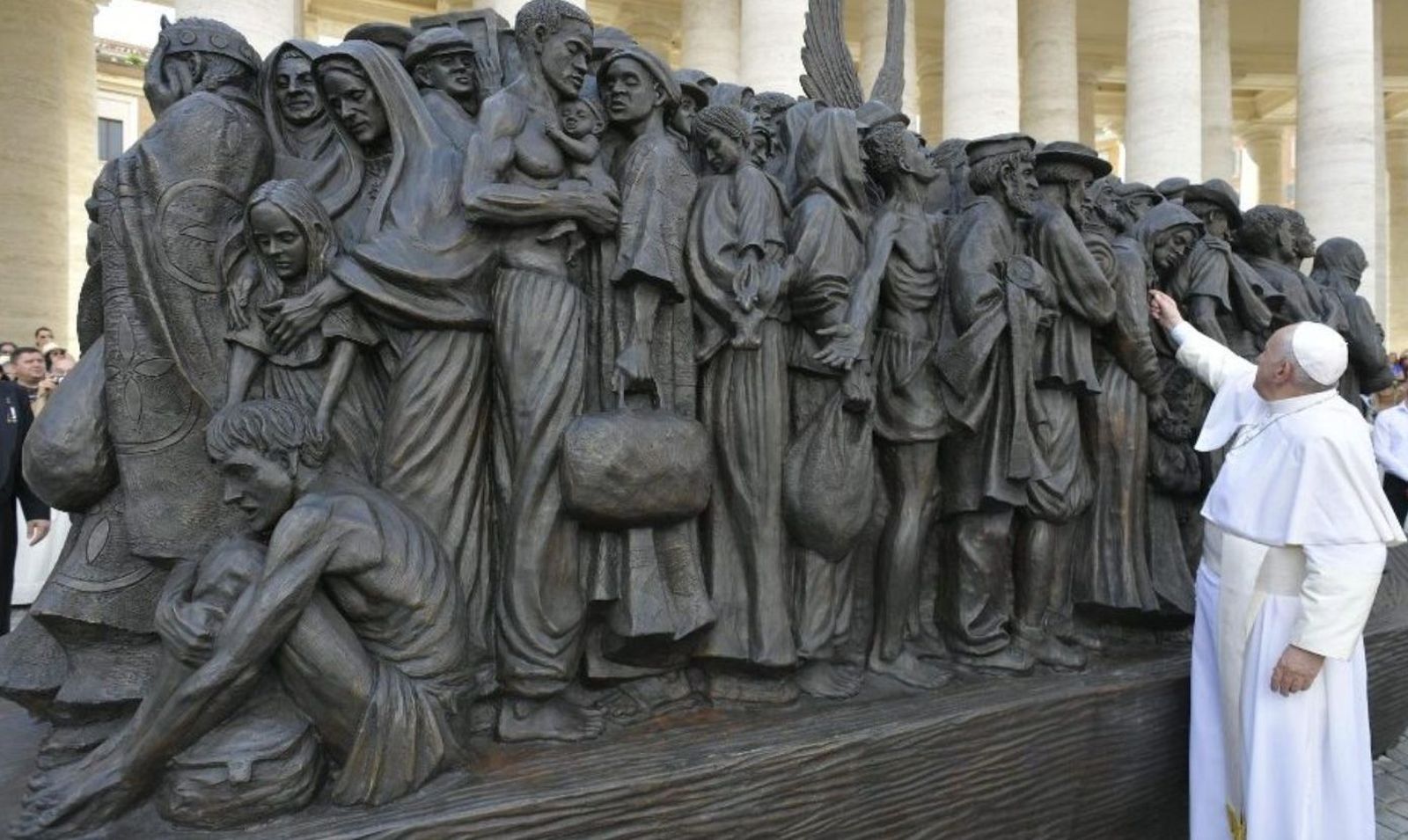 El Papa y la escultura a los emigrantes y refugiados