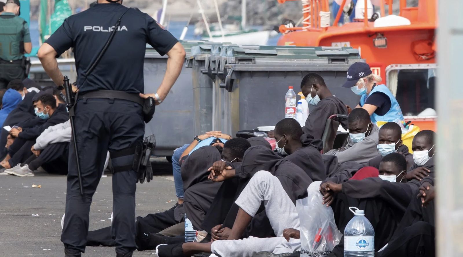 Foto de archivo de un grupo de inmigrantes subsharianos esperando en el muelle de Arguineguín (Gran Canaria) a ser trasladados, en noviembre de 2020