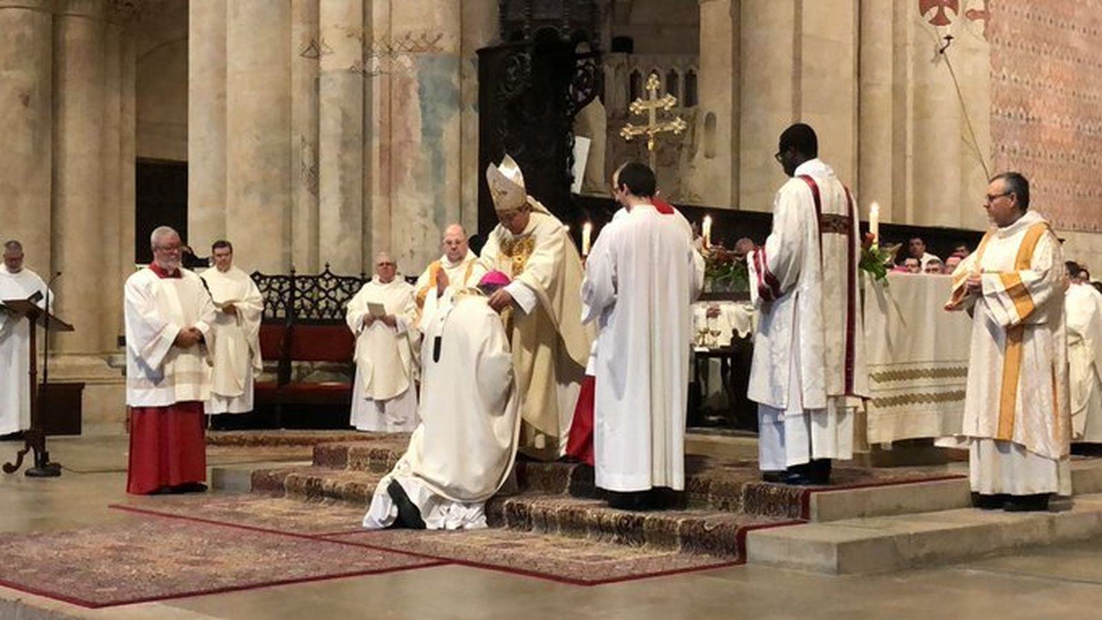 Planellas recibe el palio arzobispal de manos del Nuncio