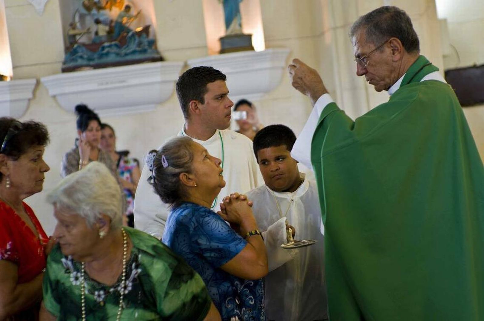 Juan de la Caridad García celebrando la misa en una Iglesia de Jaruco