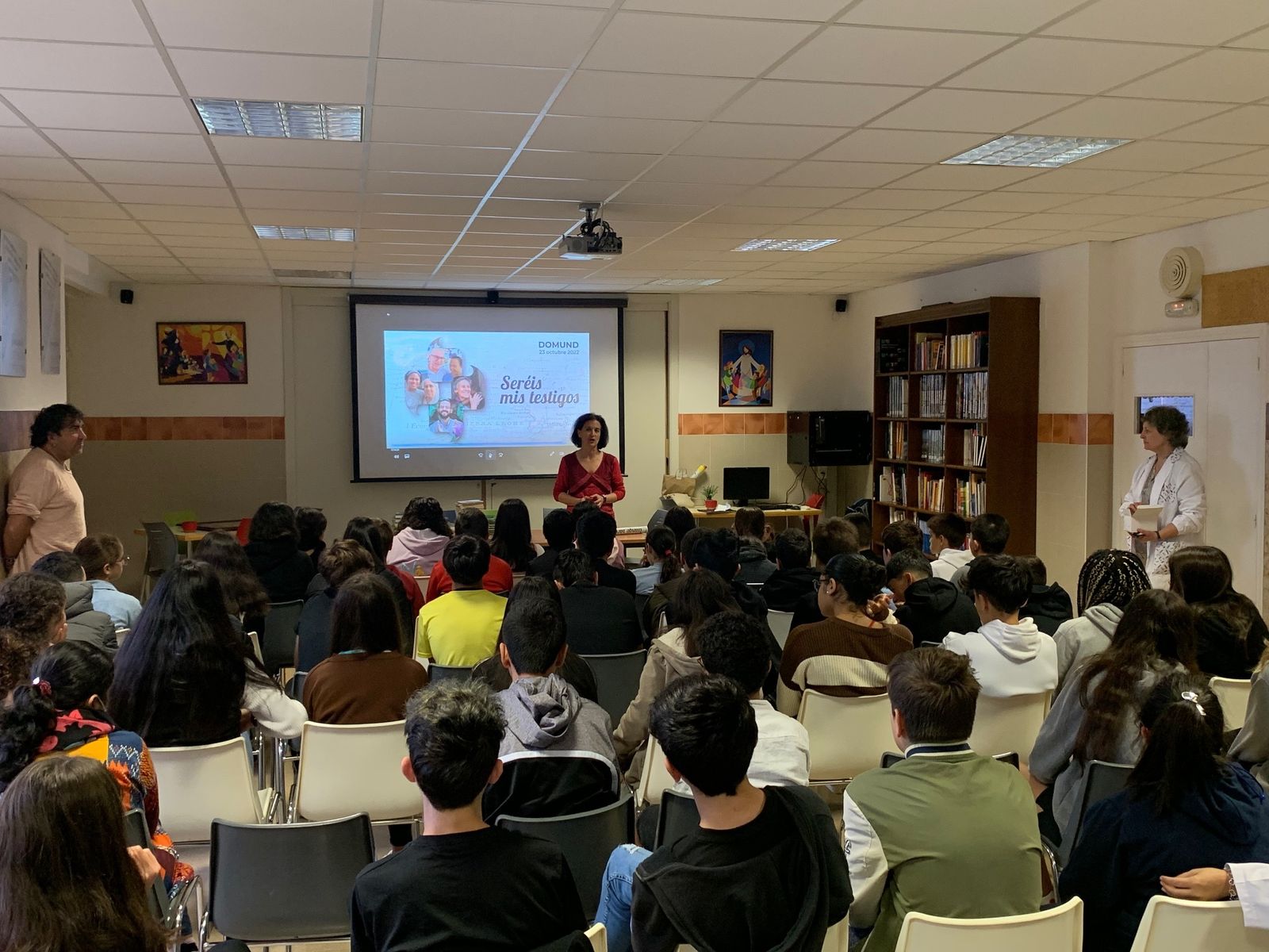 Una cápsula del tiempo con mensajes de mil  alumnos alaveses conmemora el doble aniversario del Domund