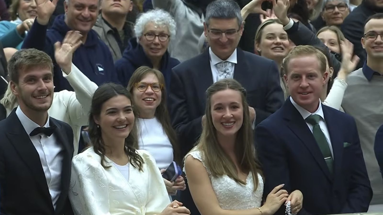 Parejas de novios en la audiencia general