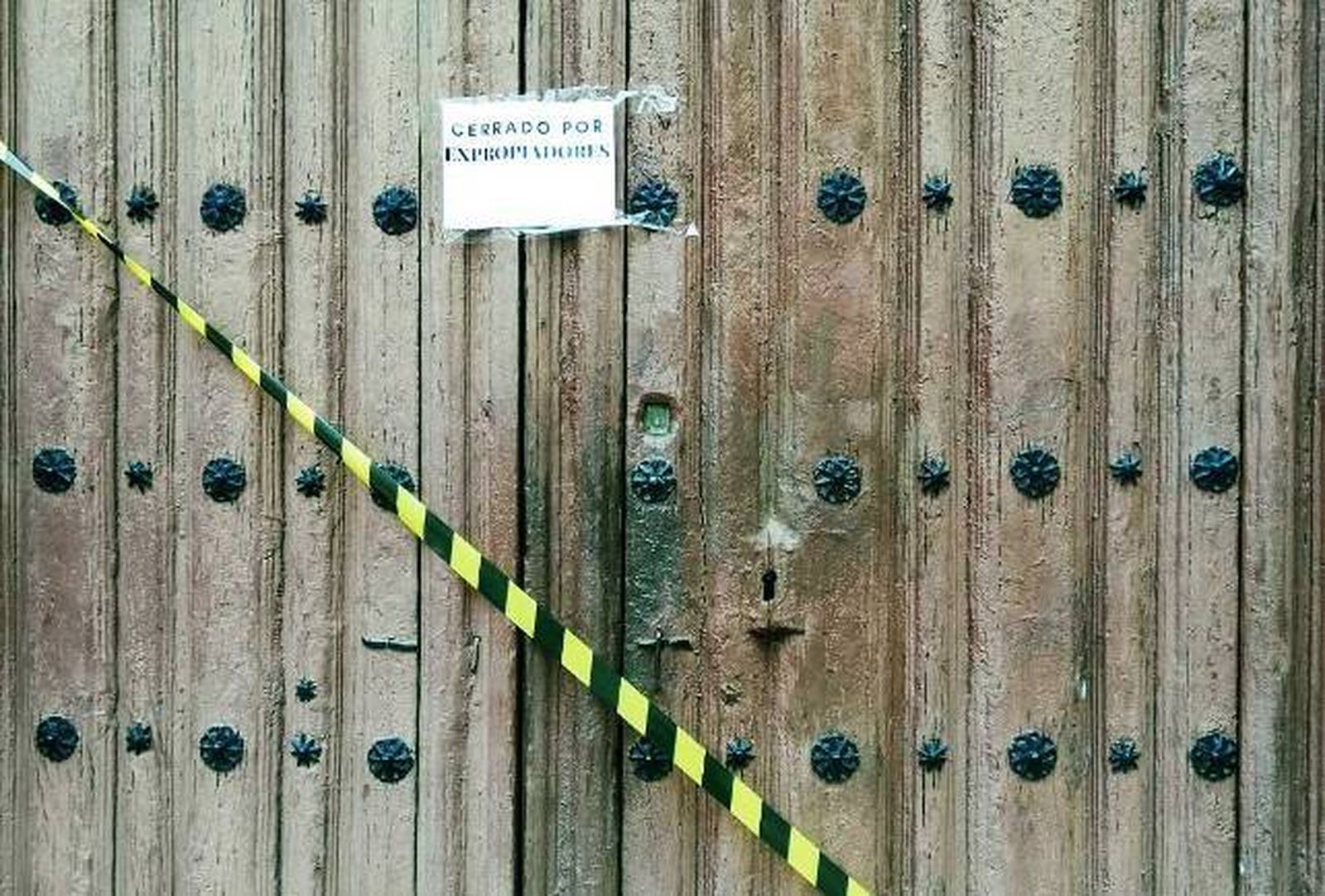 'Cerrado por expropiadores': desconocidos 'empapelan' varias iglesias de León