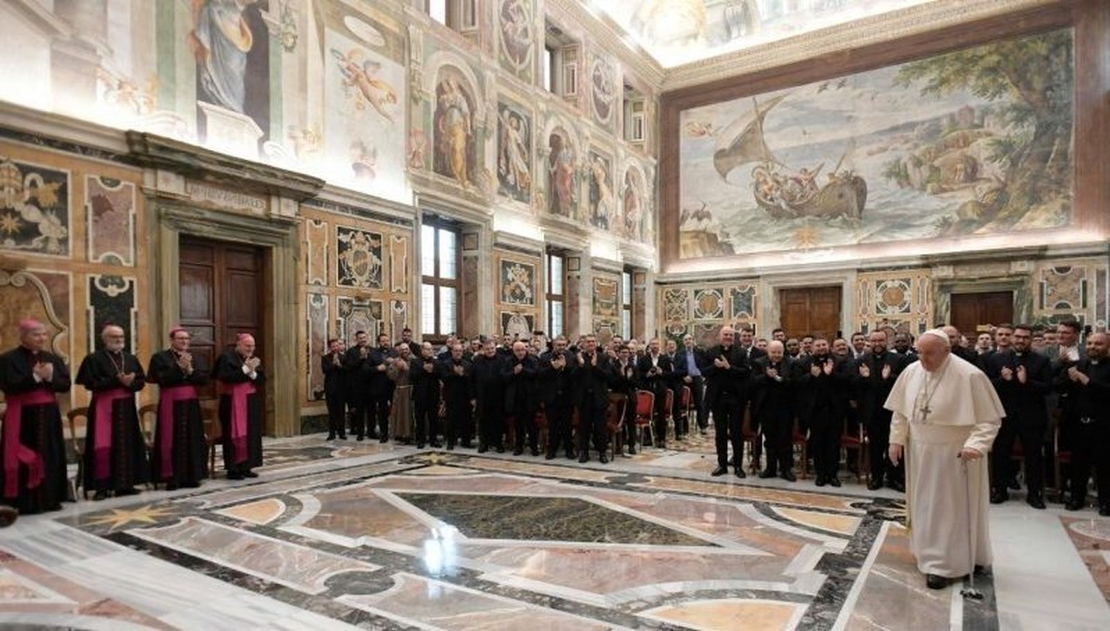 Francisco, durante la audiencia en la Sala Clementina al clero de Nápoles
