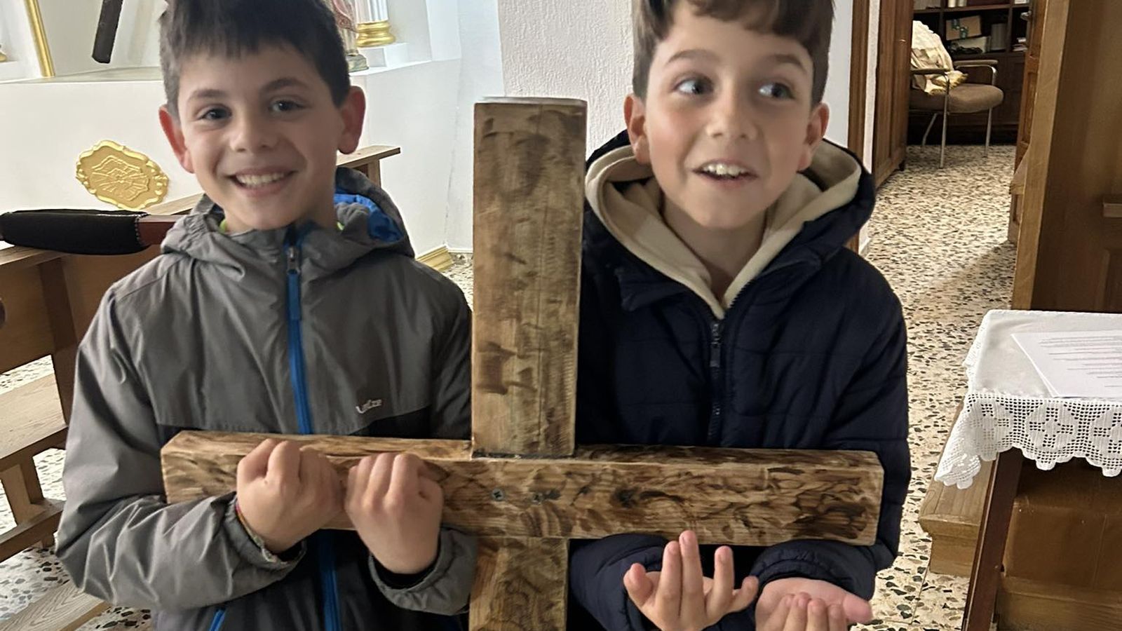 Niños con cruz
