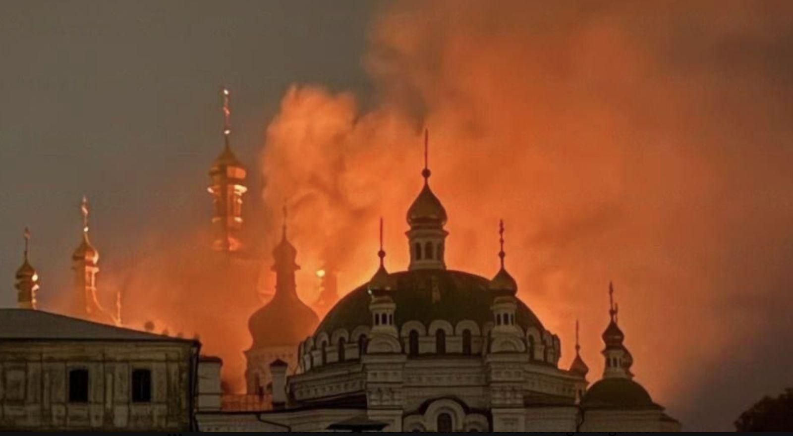 Arde la catedral de la dormición de Kiev