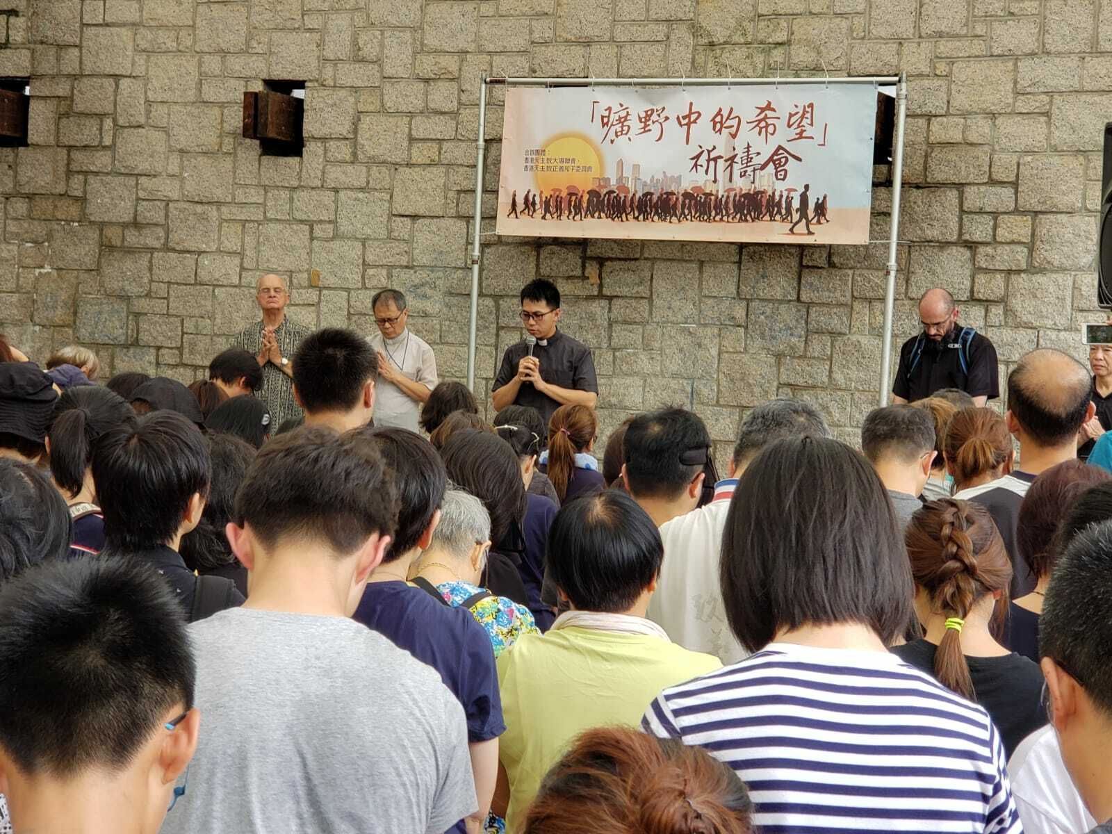 En el encuentro de oración, antes de acudir a la gran manifestación, tomó la palabra el Pbro. Carlos Cheung, un salesiano de Hong Kong