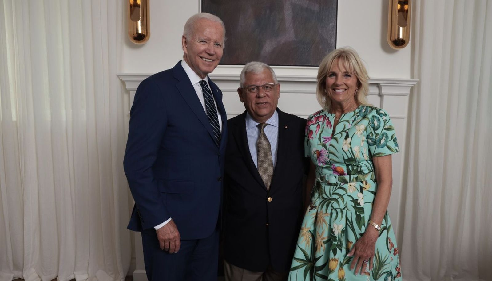 El presidente Biden y su señora, con Mario Paredes