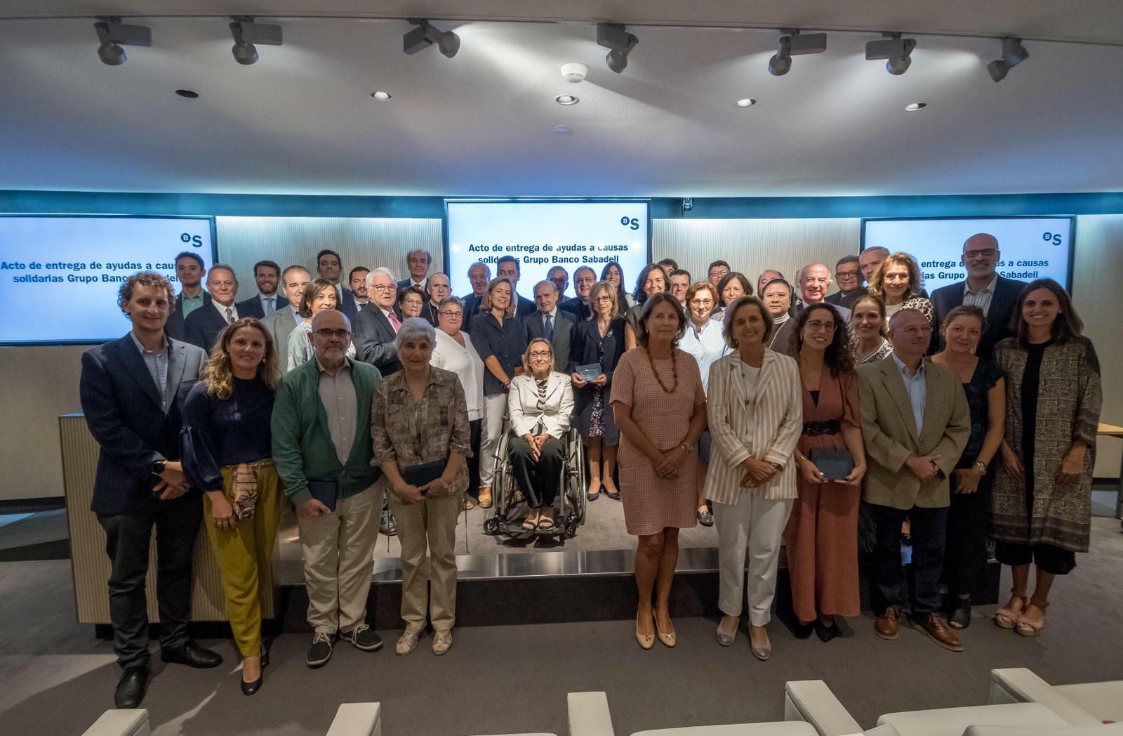 Foto de familia de las ayudas al Banco Sabadell