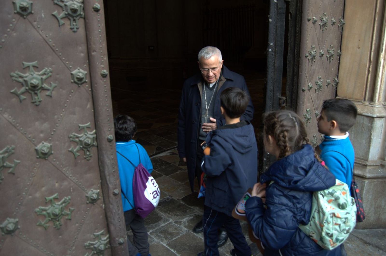 El arzobispo recibe a niños en la catedral
