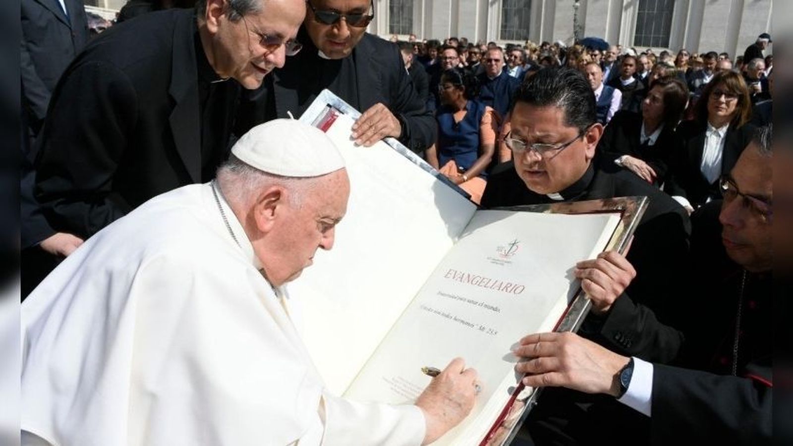 Papa Francisco bendice "Evangeliario," símbolo del 53º Congreso Eucarístico Internacional Quito 2024
