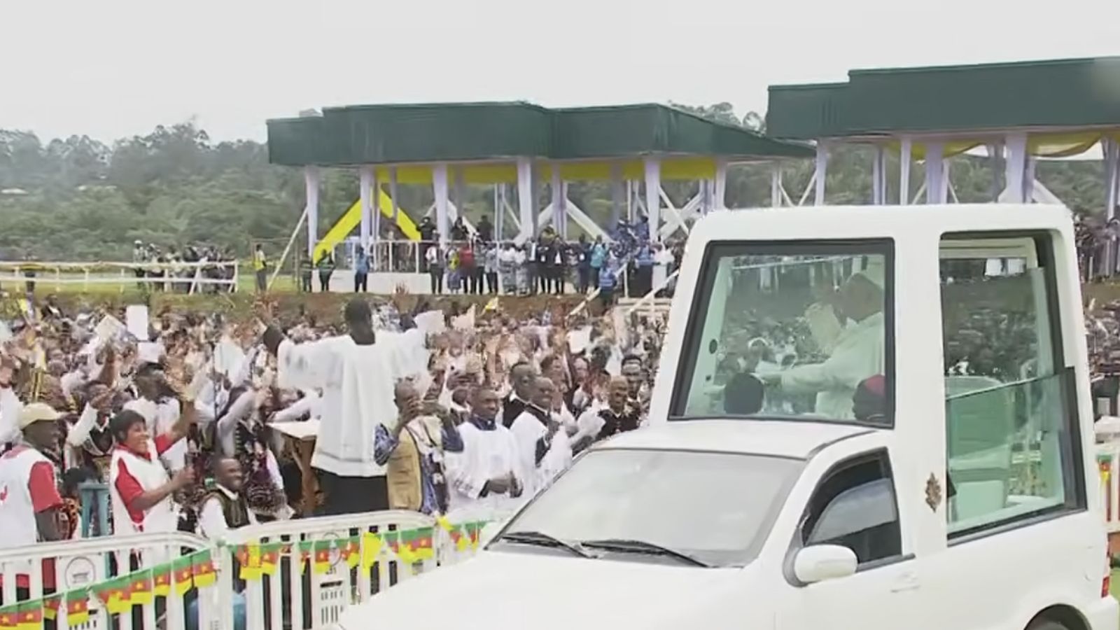 El papamóvil, en Bamenda