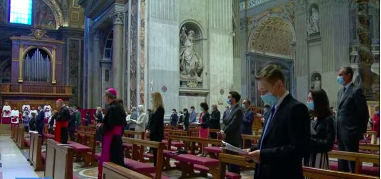 Los fieles, en San Pedro