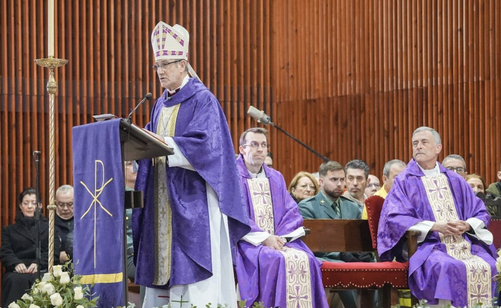 Monseñor Fernández en el funeral de Adamuz