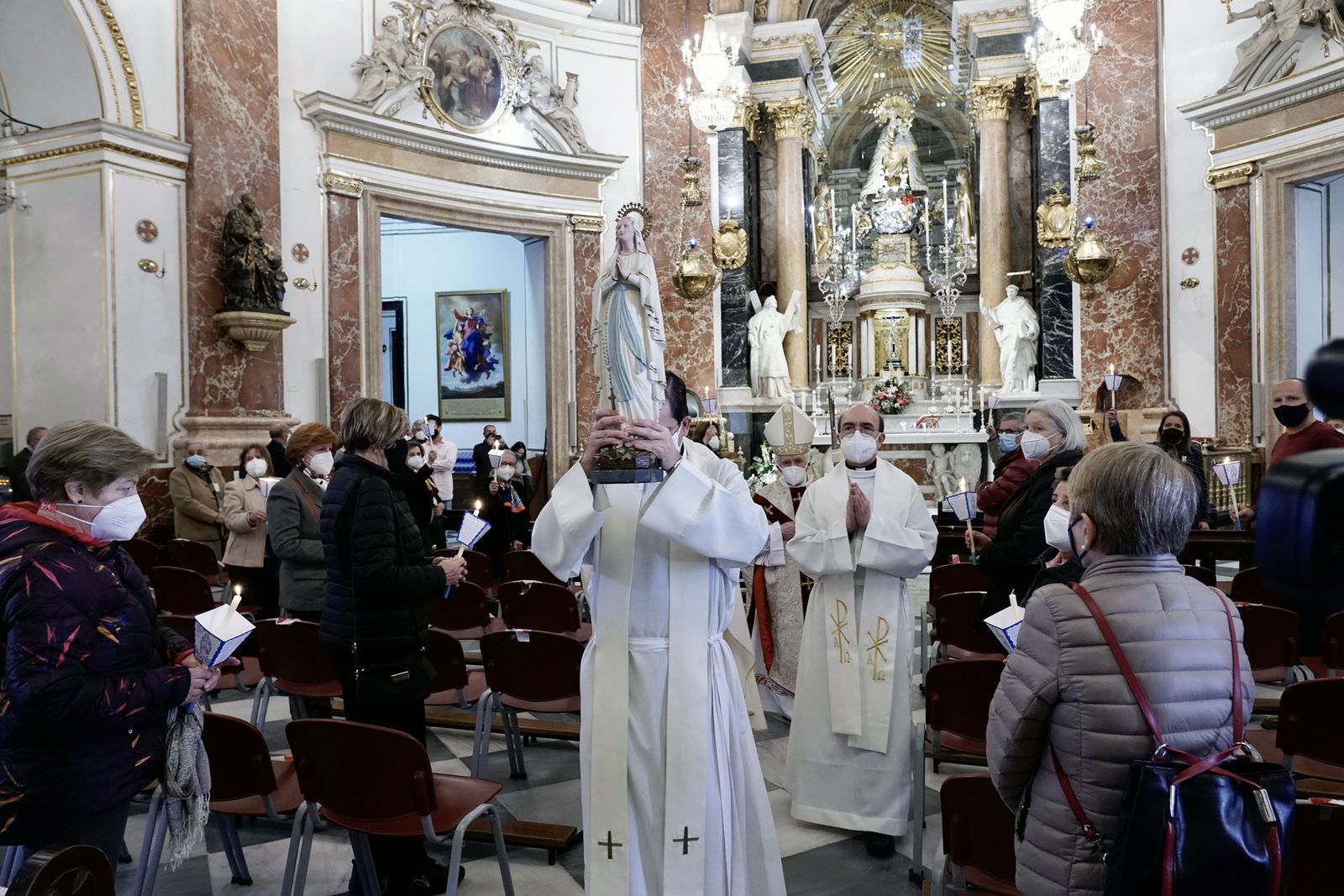 Procesión con la Virgen de Lourdes