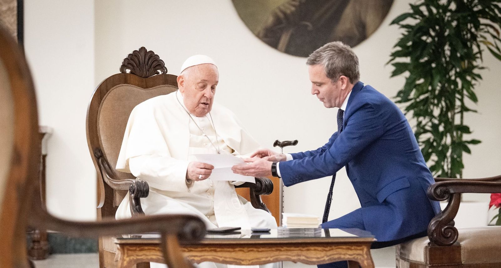 Martínez-Brocal y el Papa, durante la elaboración del libro