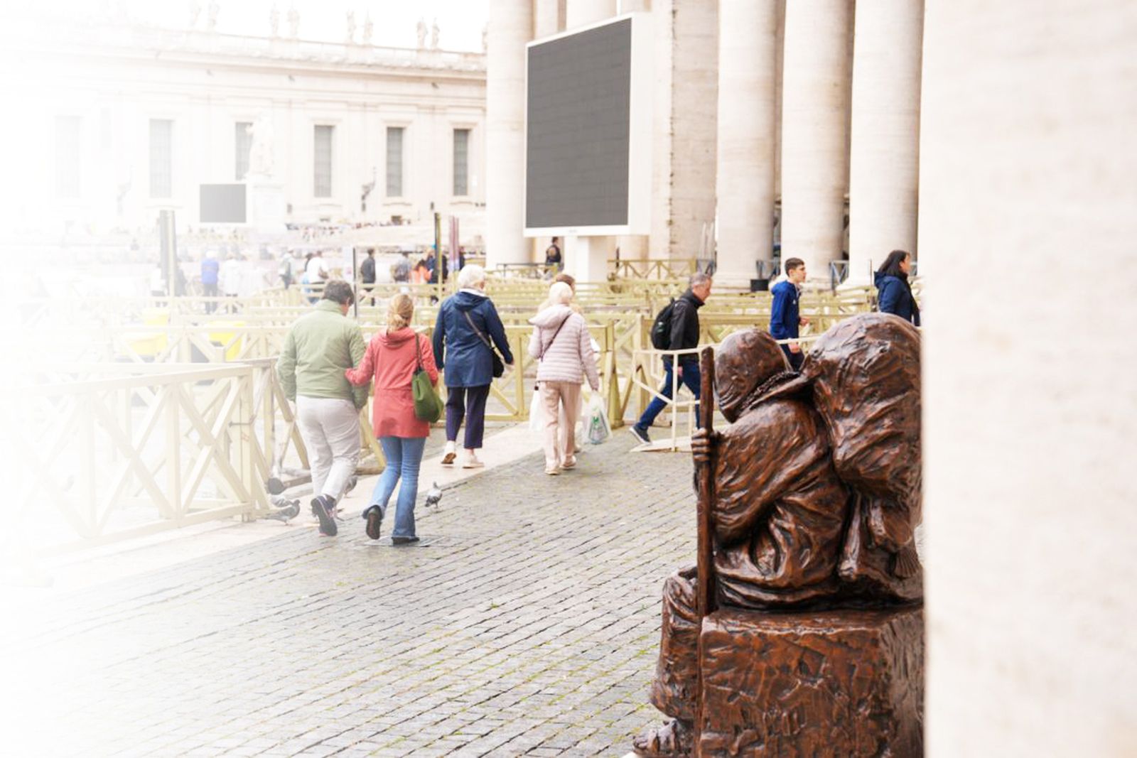 La escultura'Sed acogedores', de Timothy Schmalz, en la plaza de San Pedro