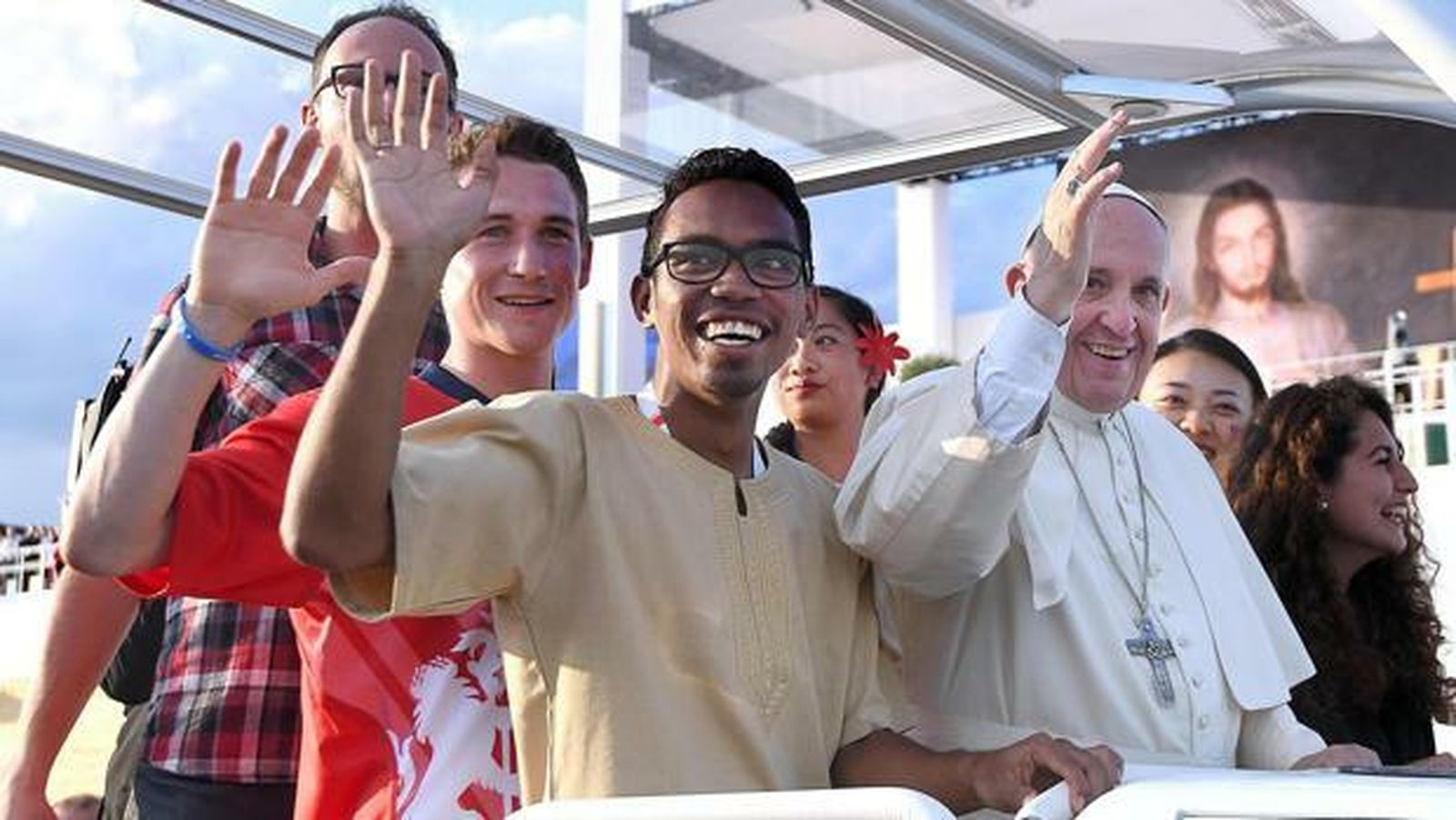 El Papa Francisco, con algunos jóvenes