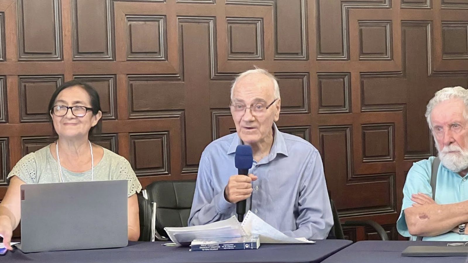 Javier Iguiñiz en el centro
