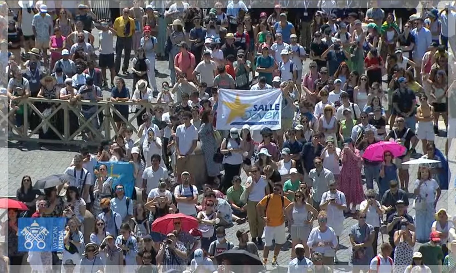 Jóvenes de La Salle en la plaza de San Pedro escuchando el Ángelus