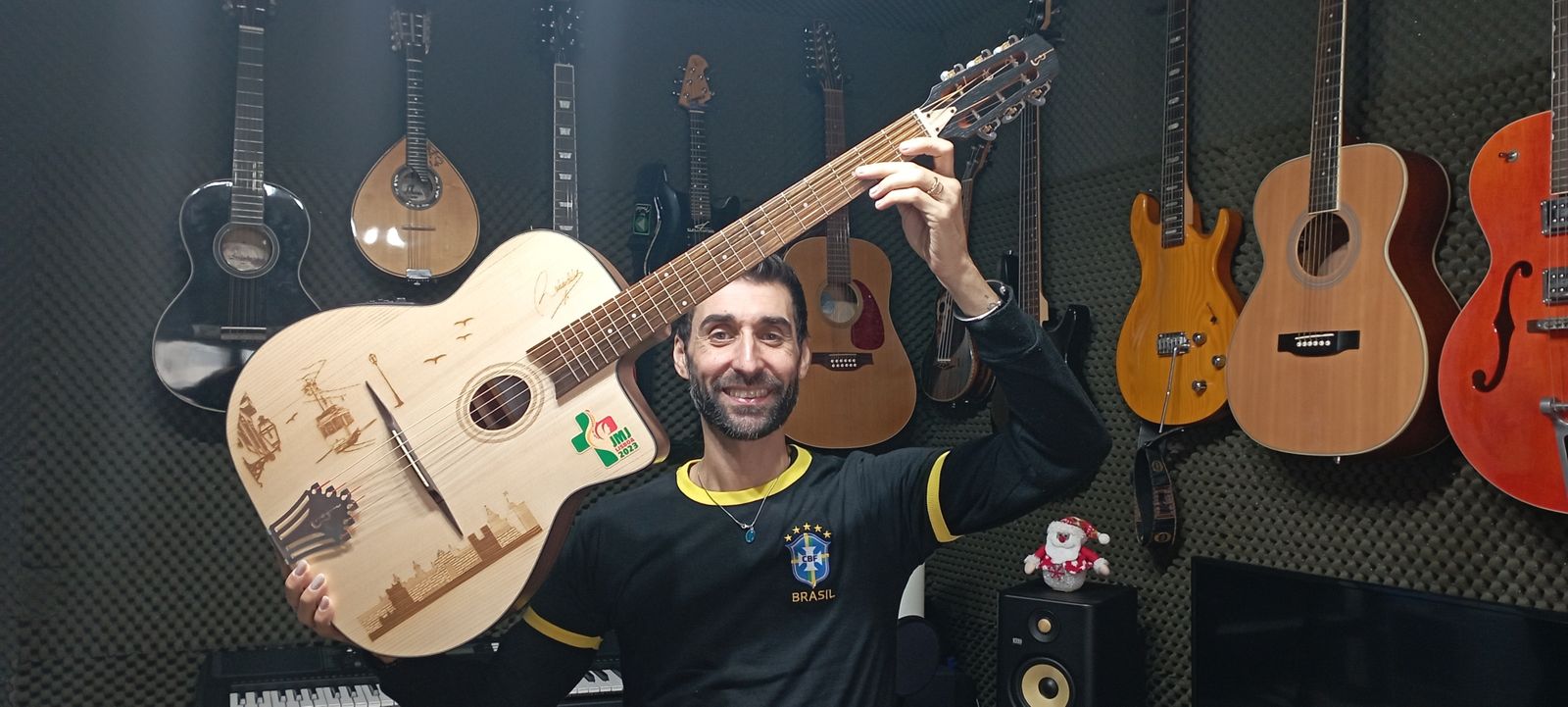 Conoce la historia de la guitarra que se sorteará entre los trabajadores y voluntarios de la JMJ en Lisboa