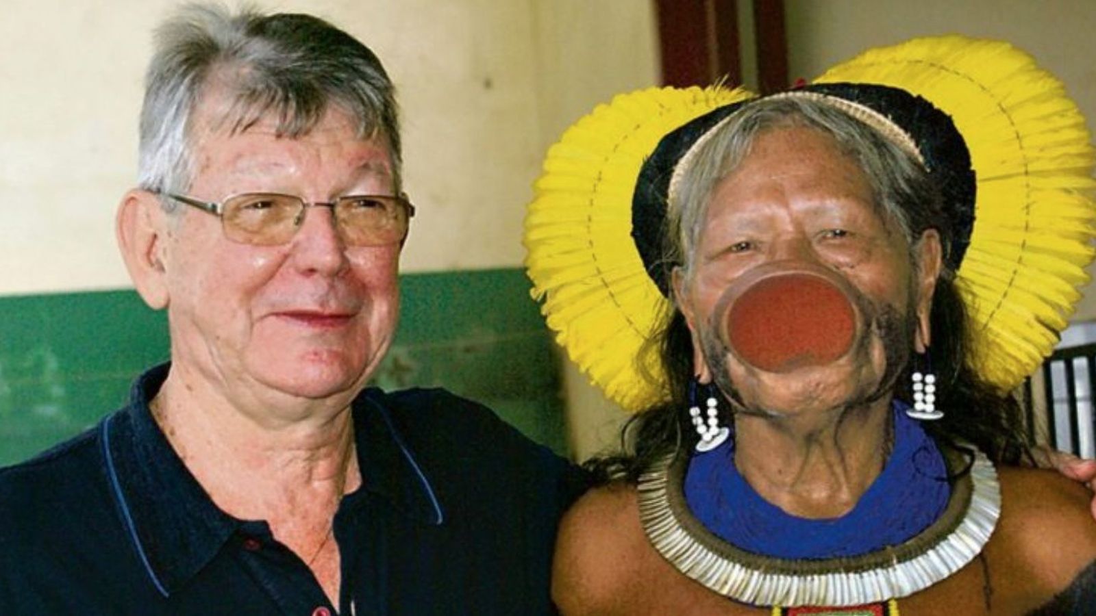 Monseñor Erwin Kräutler y un indígena