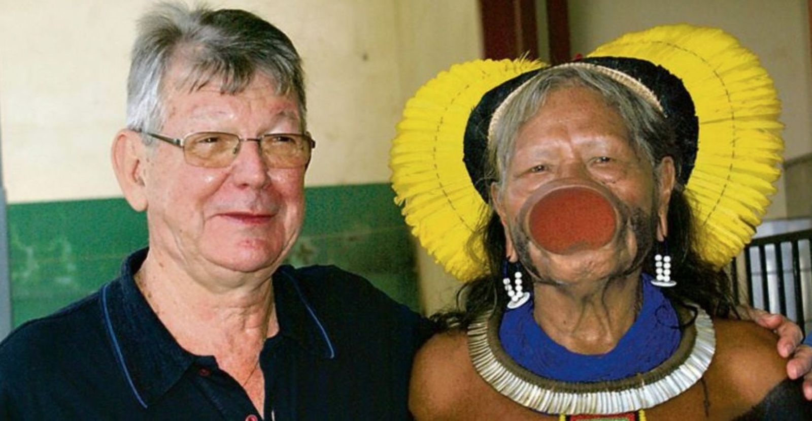 Monseñor Erwin  Kräutler  y un indígena