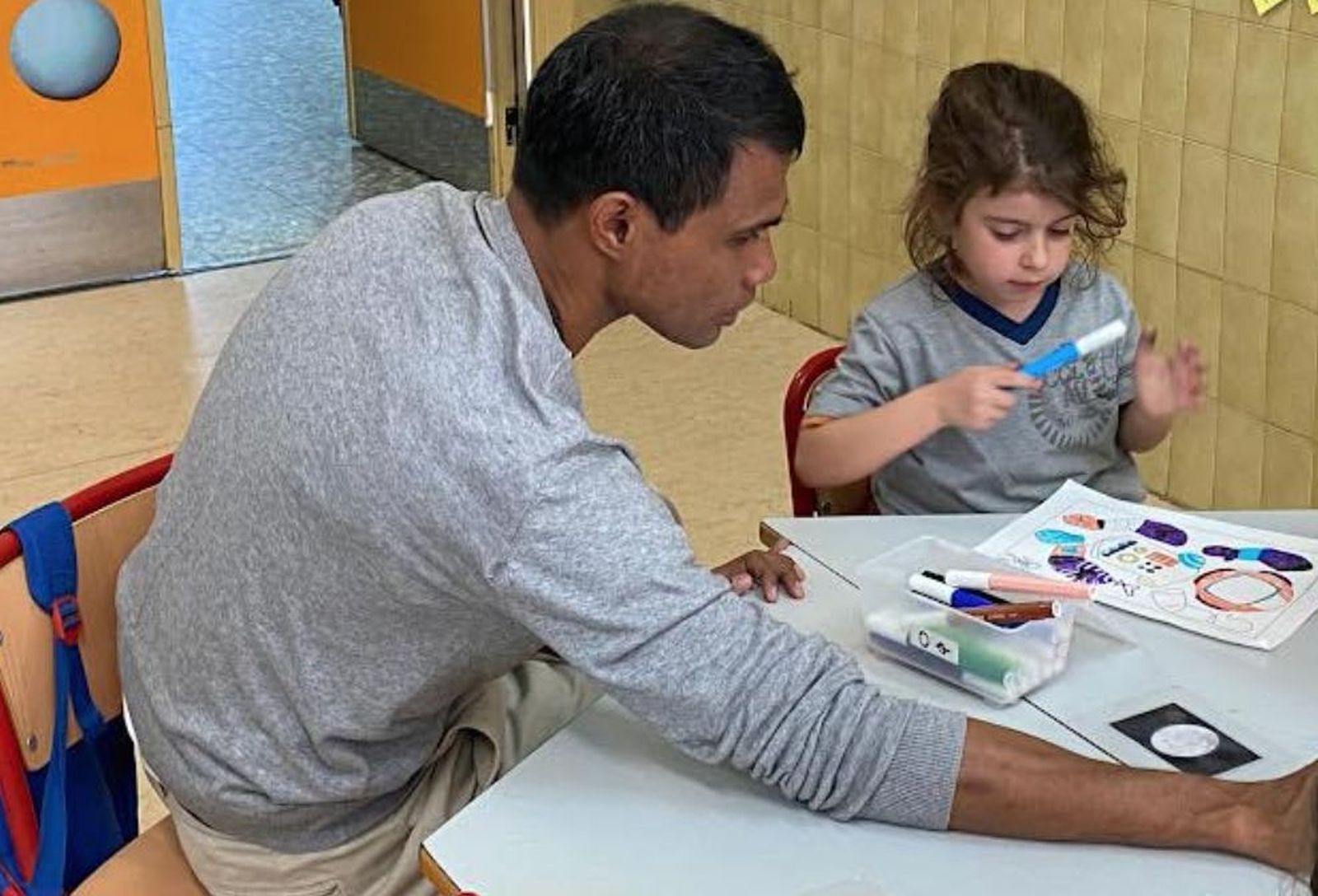 Marcelino Leo trabajando en su escuela