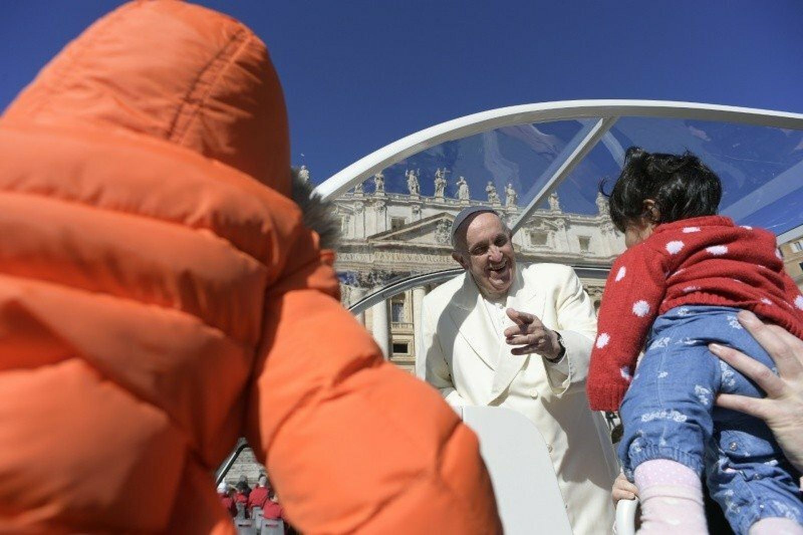 Francisco besa a unos niños