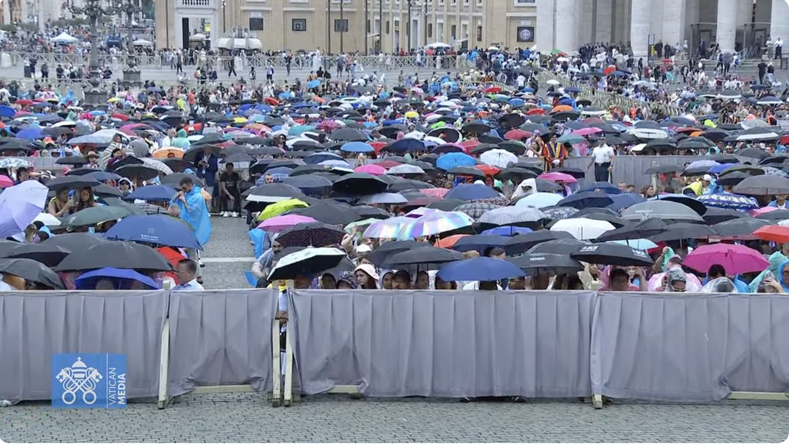 Fieles bajo la lluvia primaveral en la audiencia en la Plaza de San Pedro