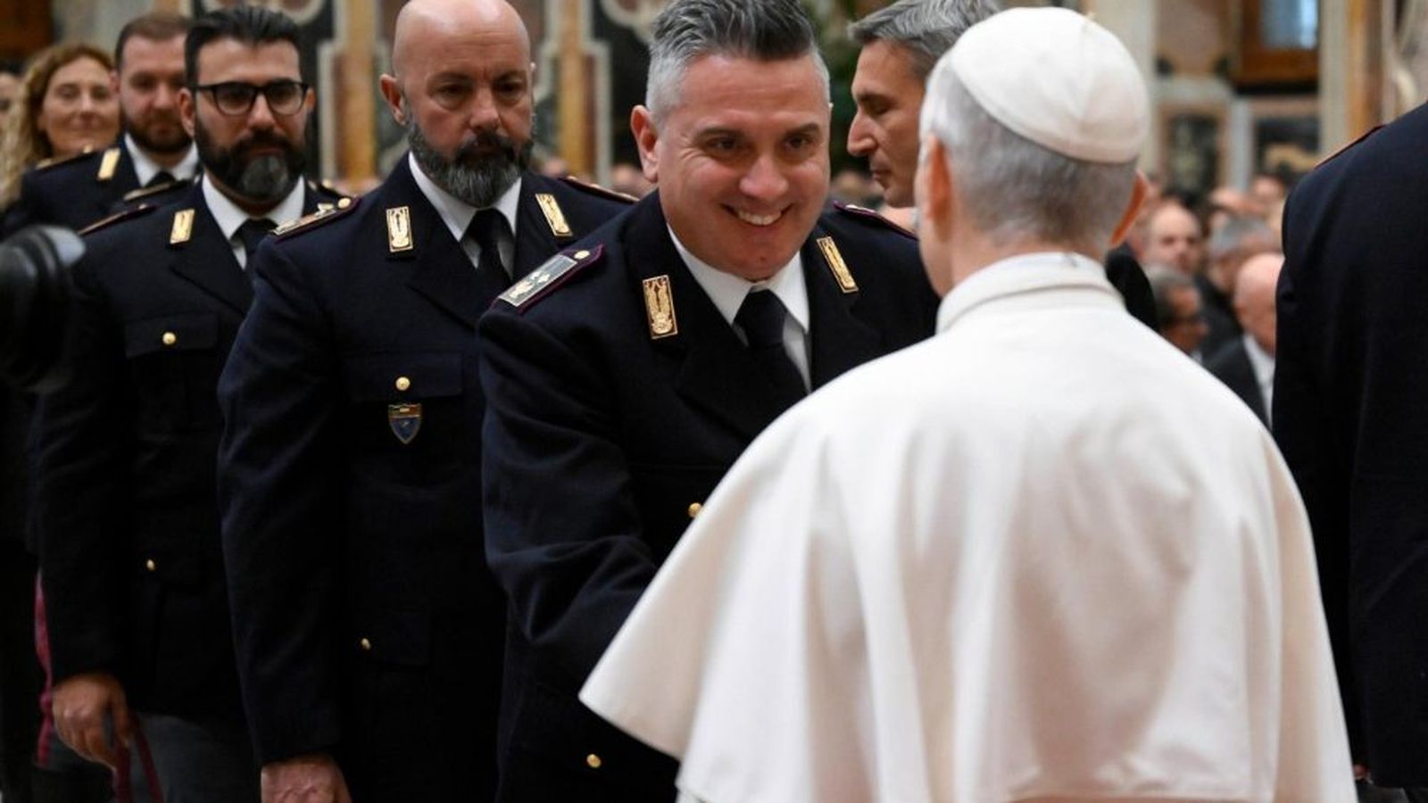El Papa saluda a los policías de Seguridad Pública del Vaticano