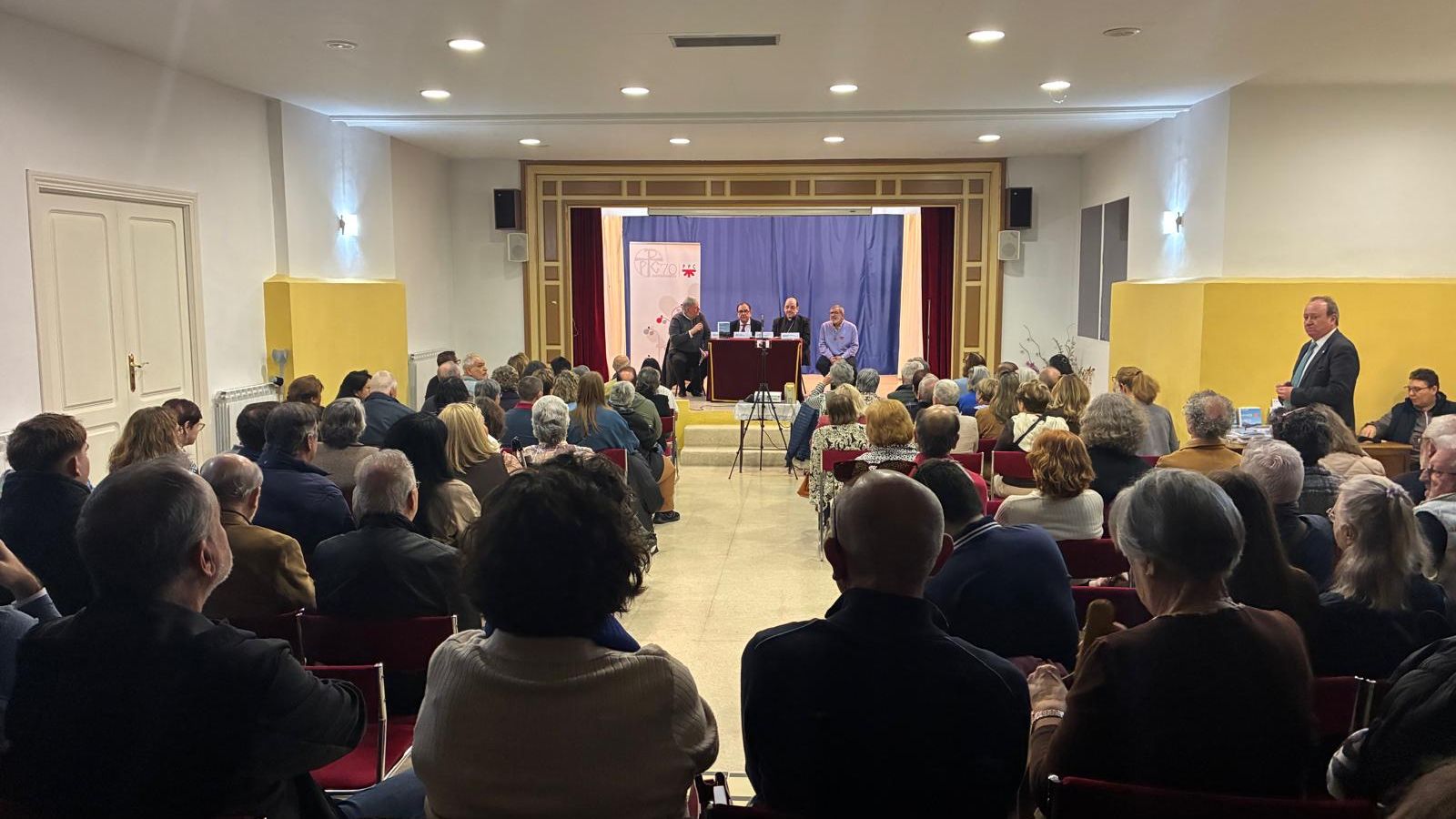 Una multitud abarrotó el templo