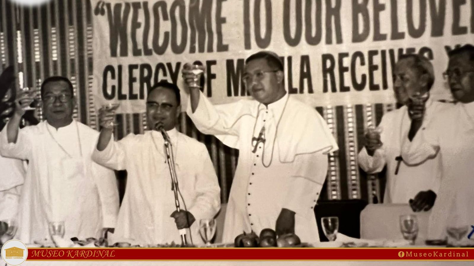 El recién llegado a Manila brindando.  Mons. Jaime Sin, el nuevo arzobispo de Manila, rodeado de sus obispos auxiliares en 1974