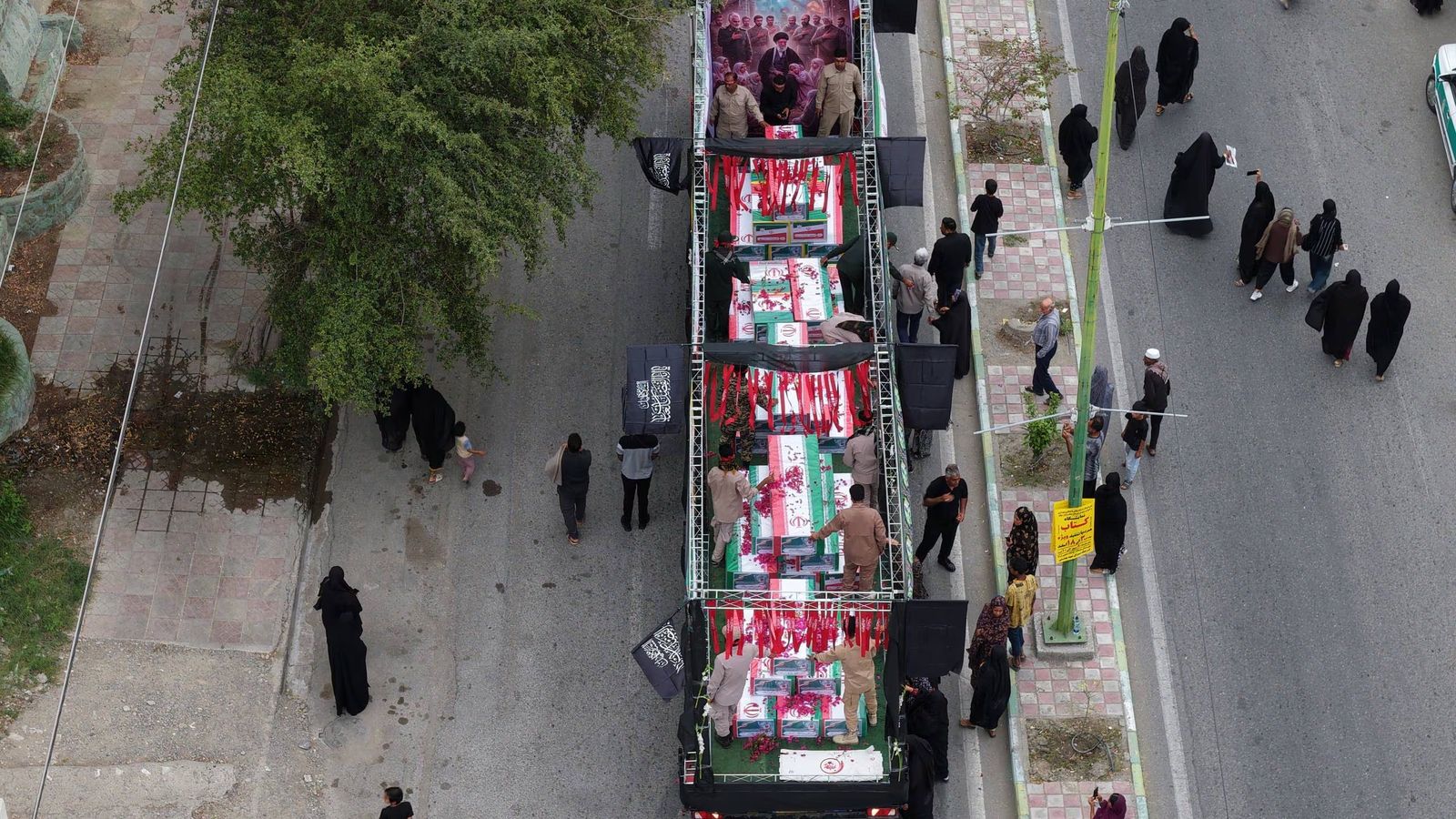 Entierro de las niñas víctimas de un bombardeo de EE.UU e Israel en Irán