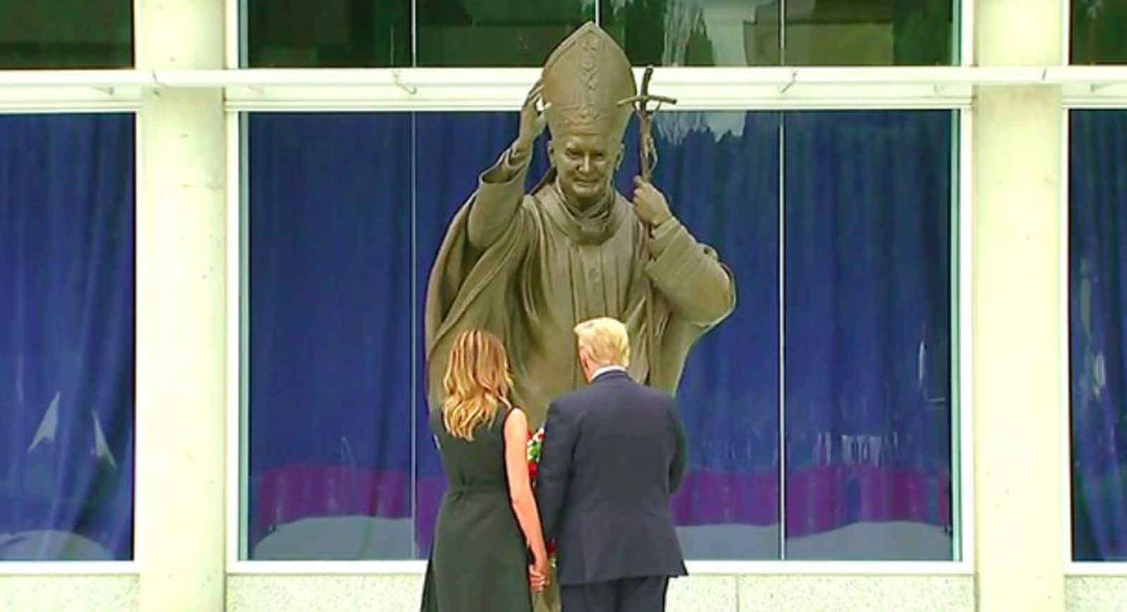 Trump ante estatua Juan Pablo II