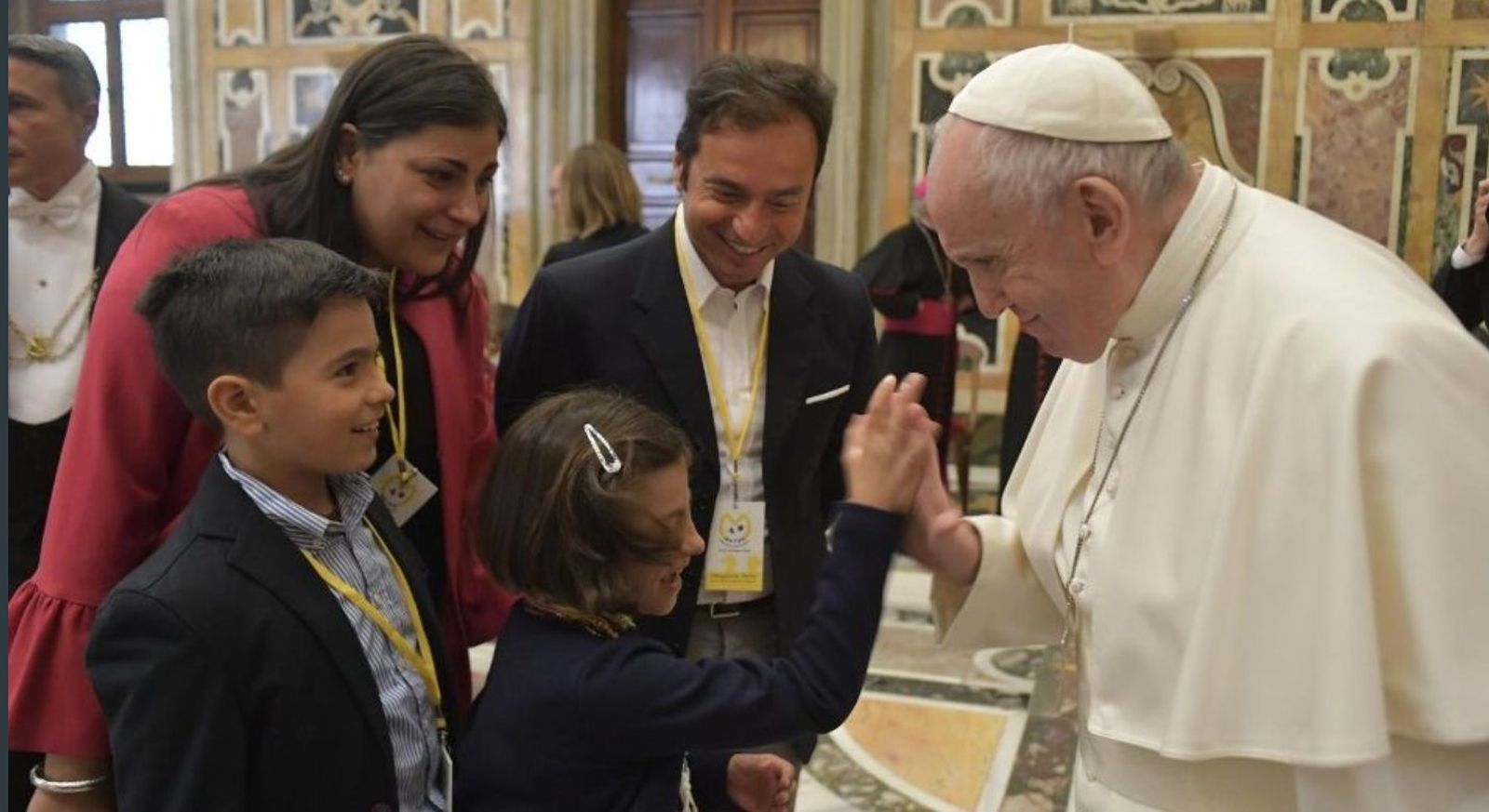 El papa  y dos niños de la asociación Meter