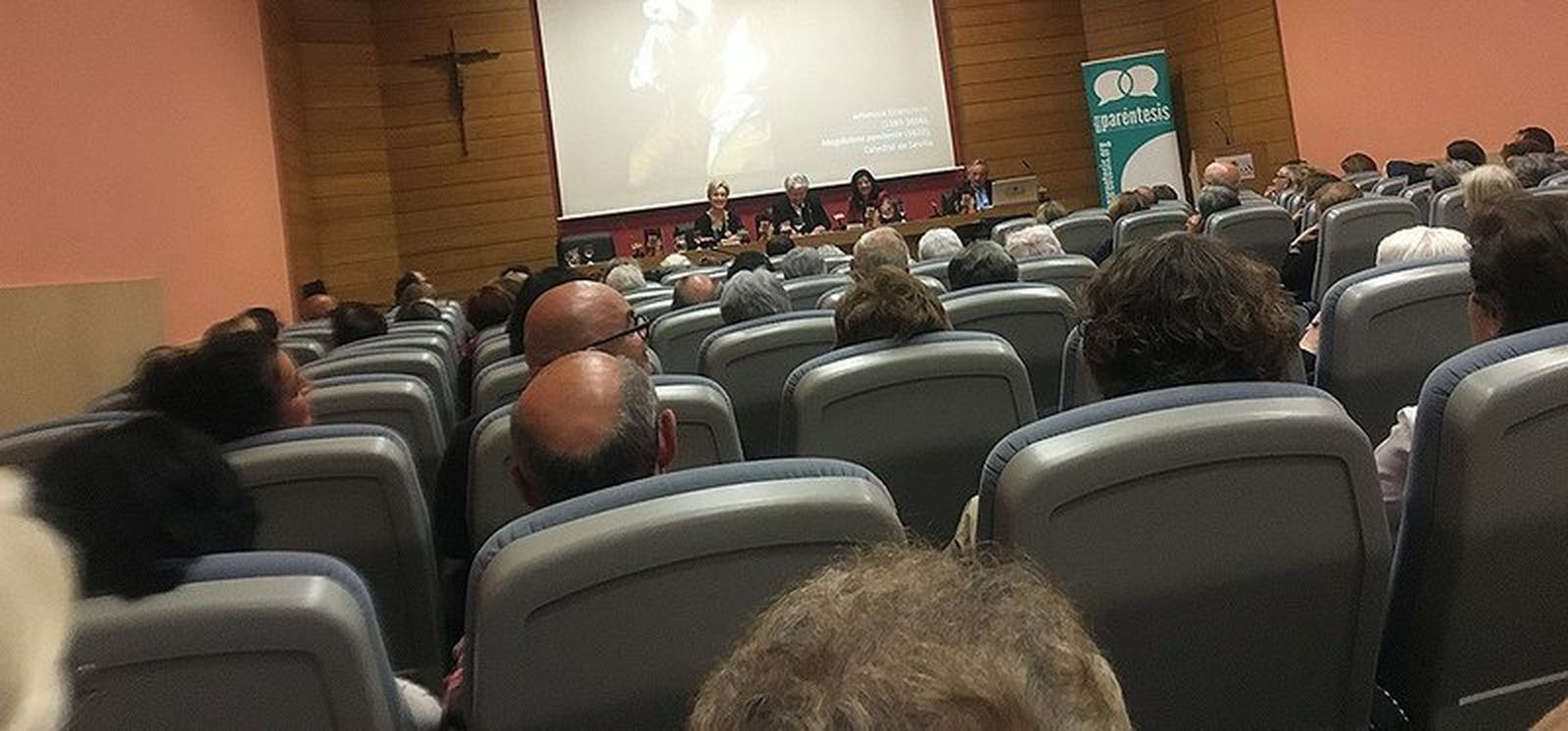 Mucho público en Comillas para escuchar a Lamet