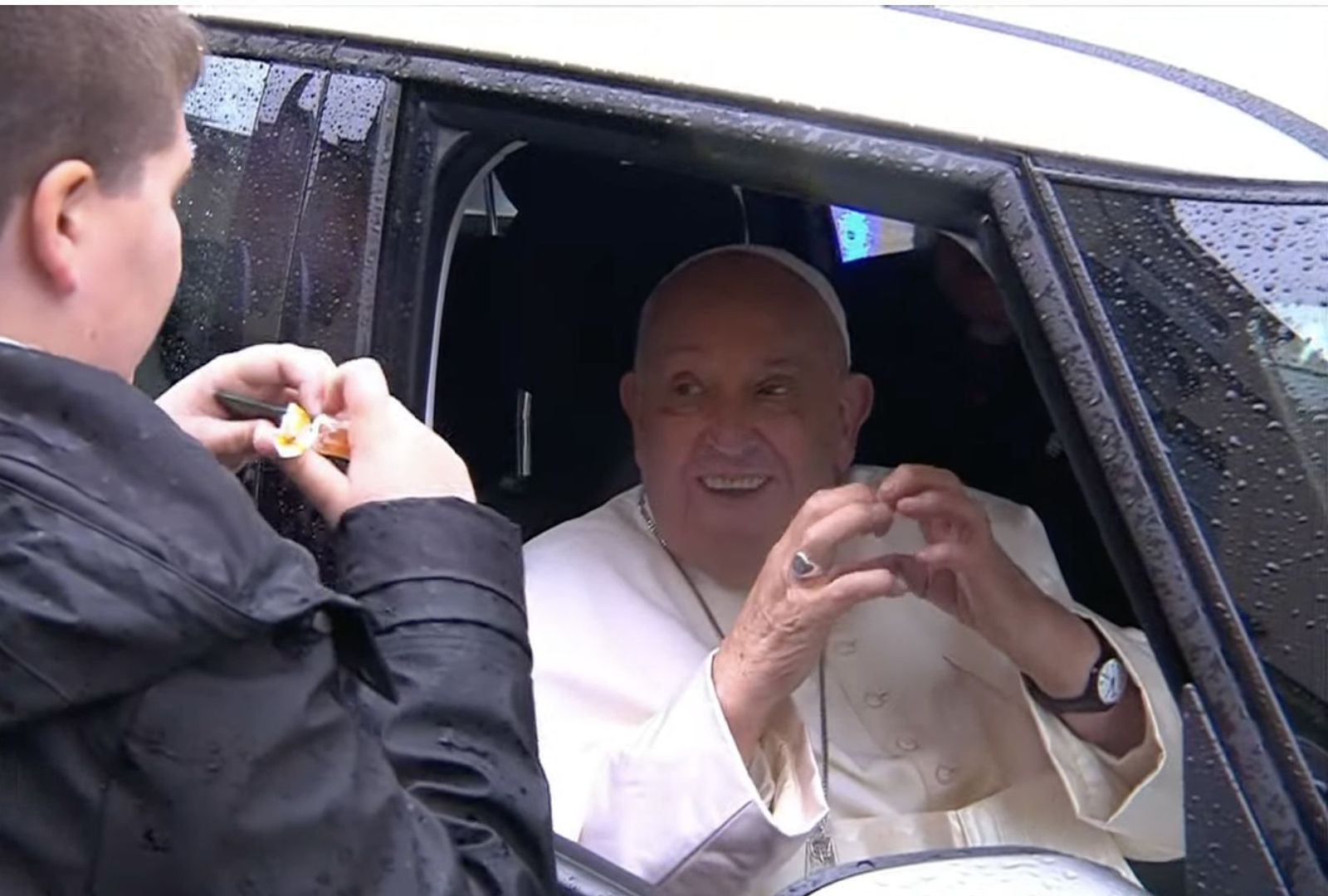 Francisco mandó parar el coche para saludar a los fieles