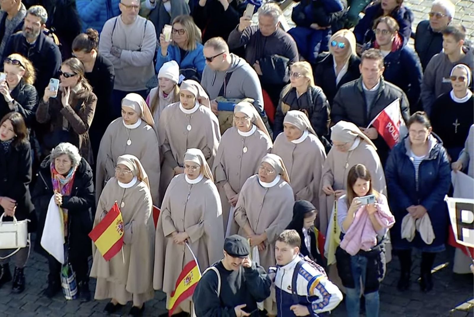 Unas religiosas españolas rezan el ángelus con el Papa