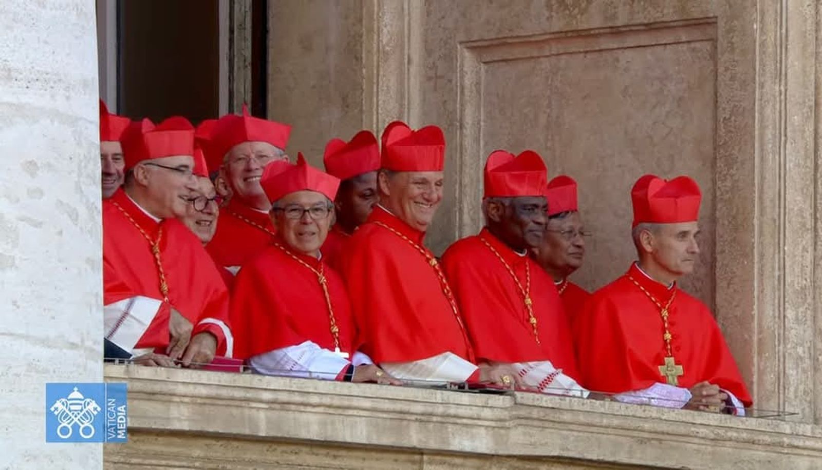 cardenal Rueda y otros electores en un balcon