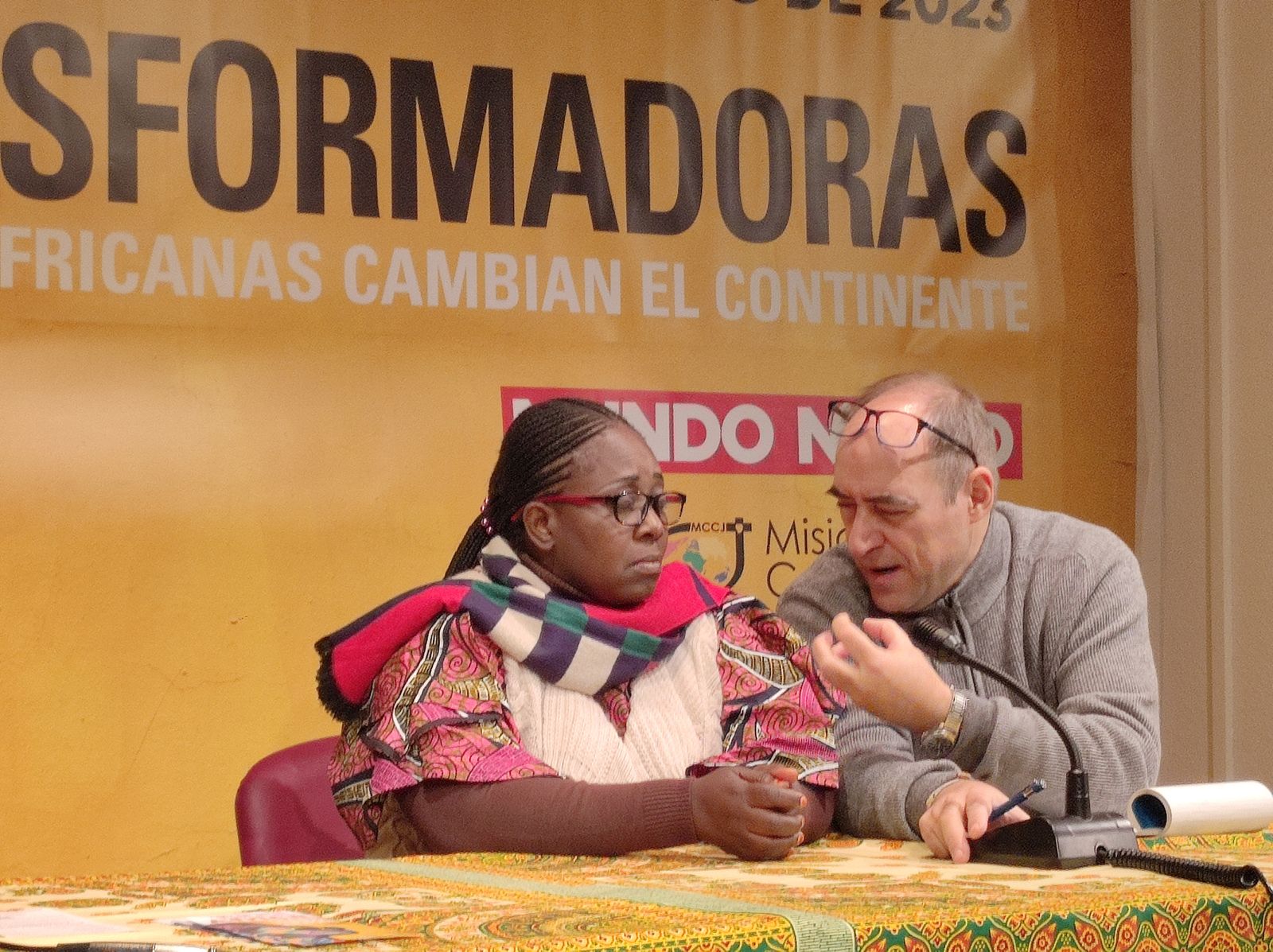 Yvette Mushigo con el director de Mundo Negro, Enrique Bayo