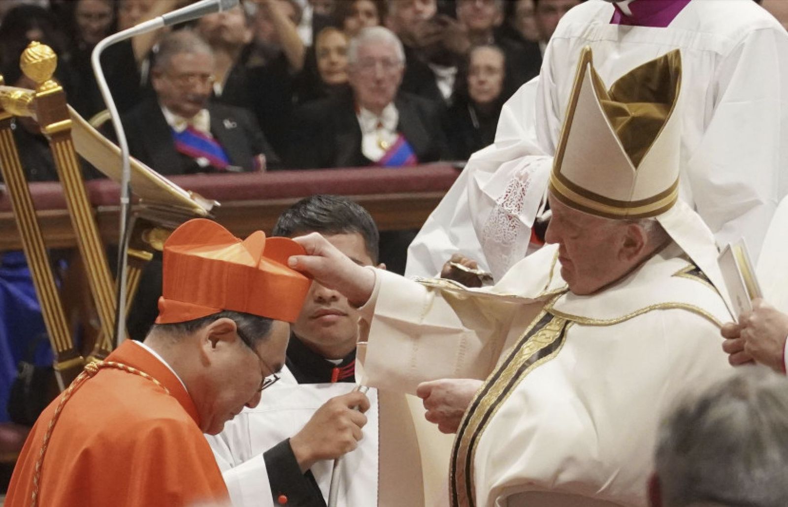 Francisco impone la birreta cardenalicia a Kikuchi
