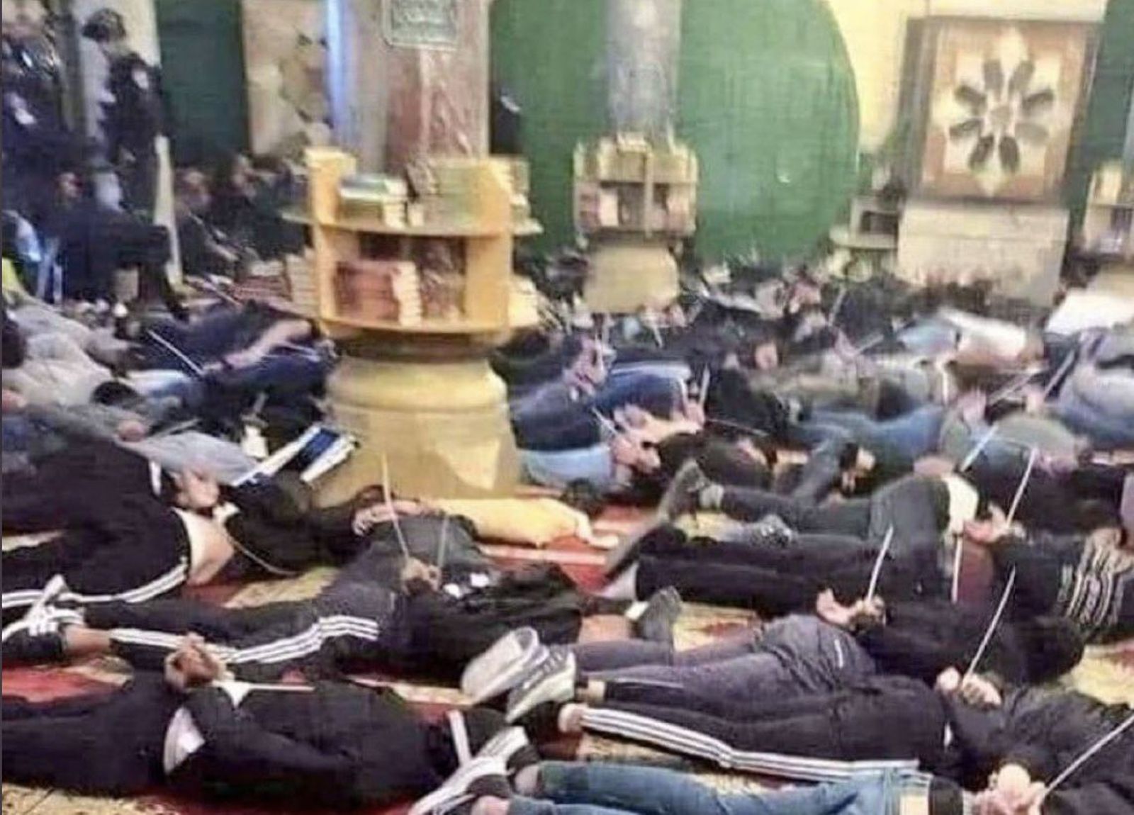 Musulmanes maniatados en el interior de la mezquita