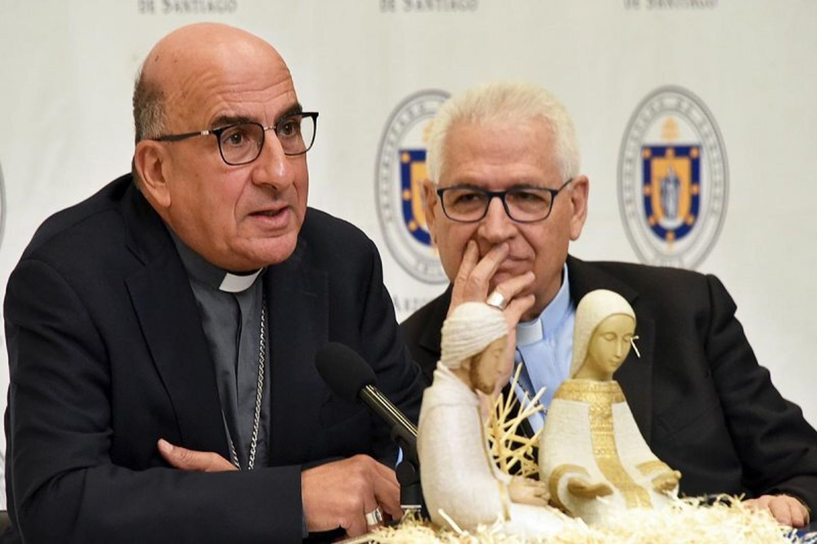 Chomalí, con el clero de Santiago