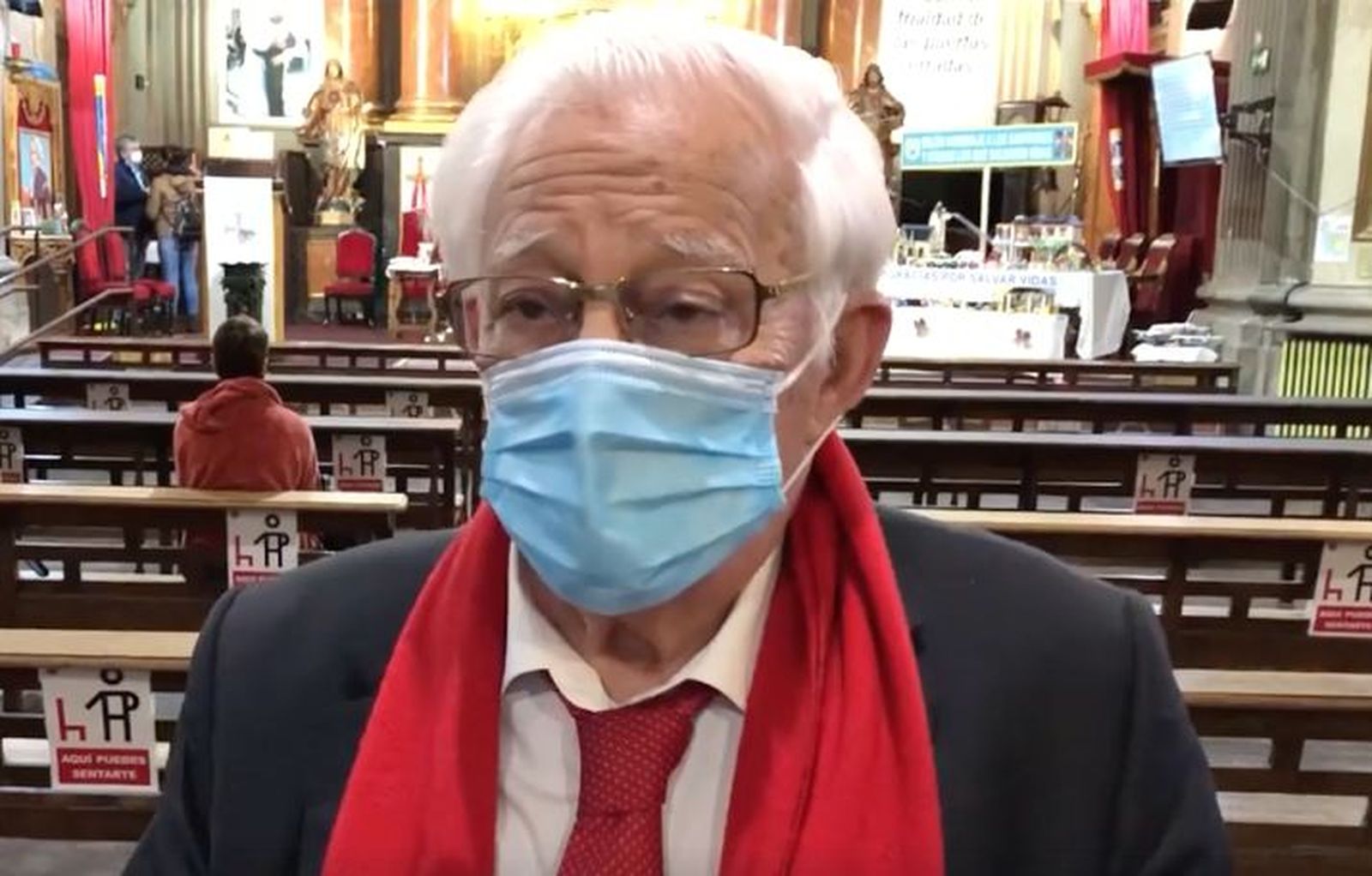 El padre Ángel en su iglesia de S. Antón, en Chueca