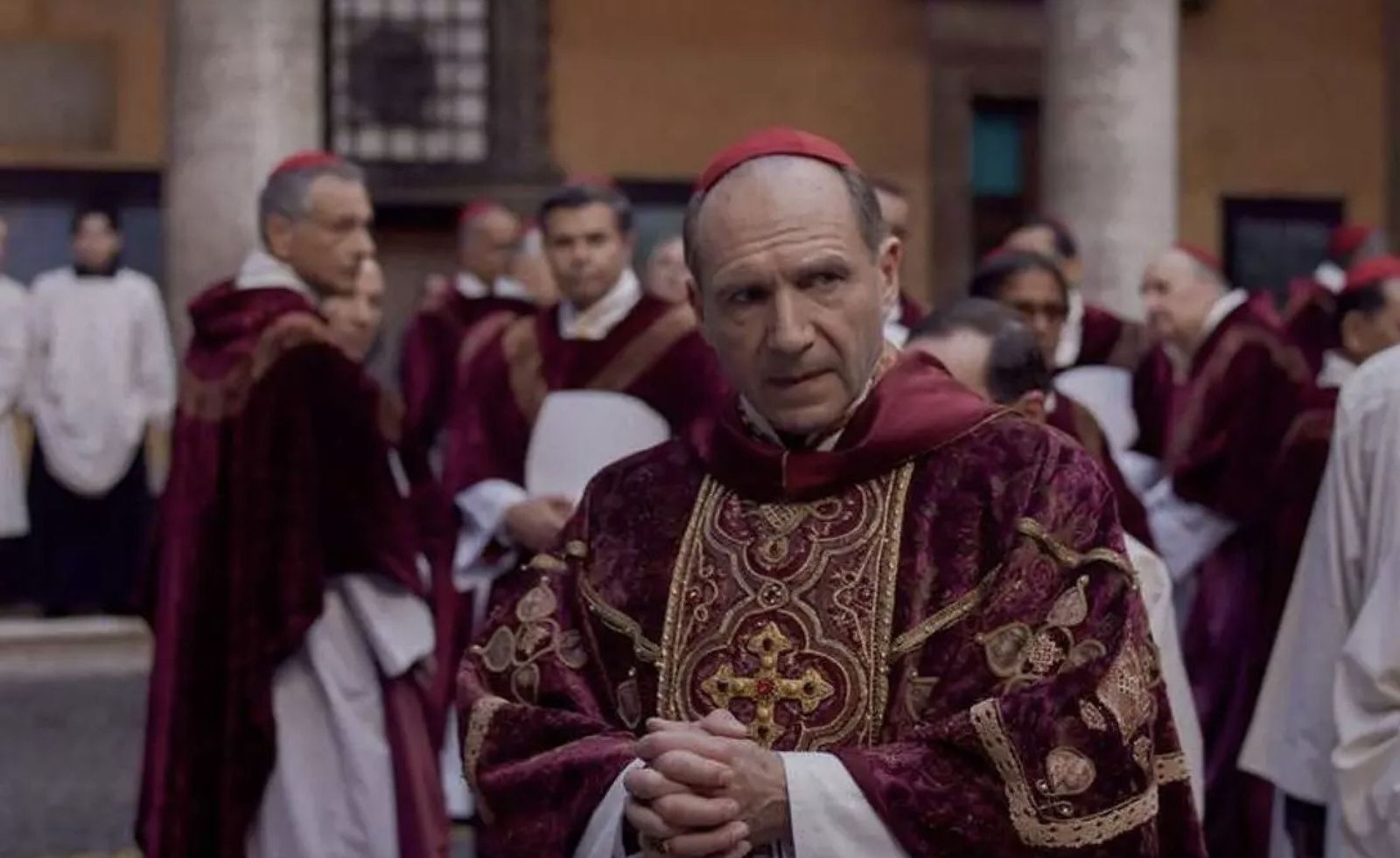 Ralph Fiennes, en el papel del cardenal Lawrence