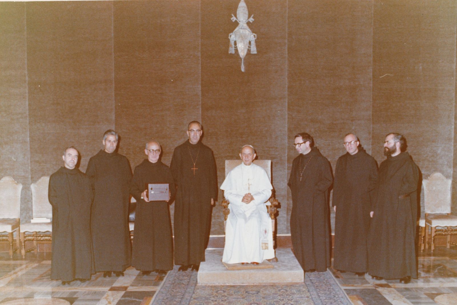 Pablo VI con los abades Cassià y Gabriel y otros monjes de Montserrat.
