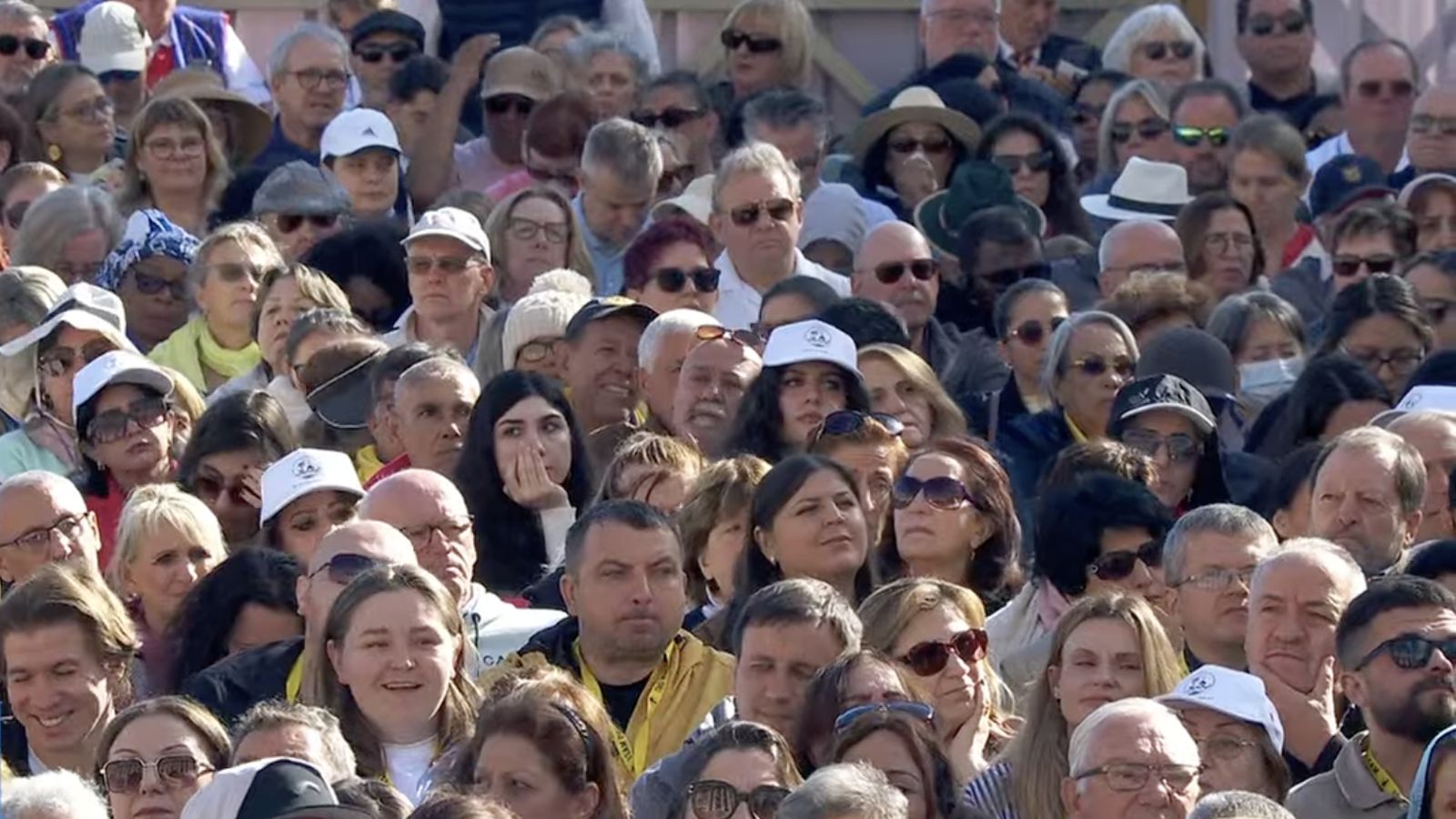 Los fieles siguen la misa en la plaza de San Pedro