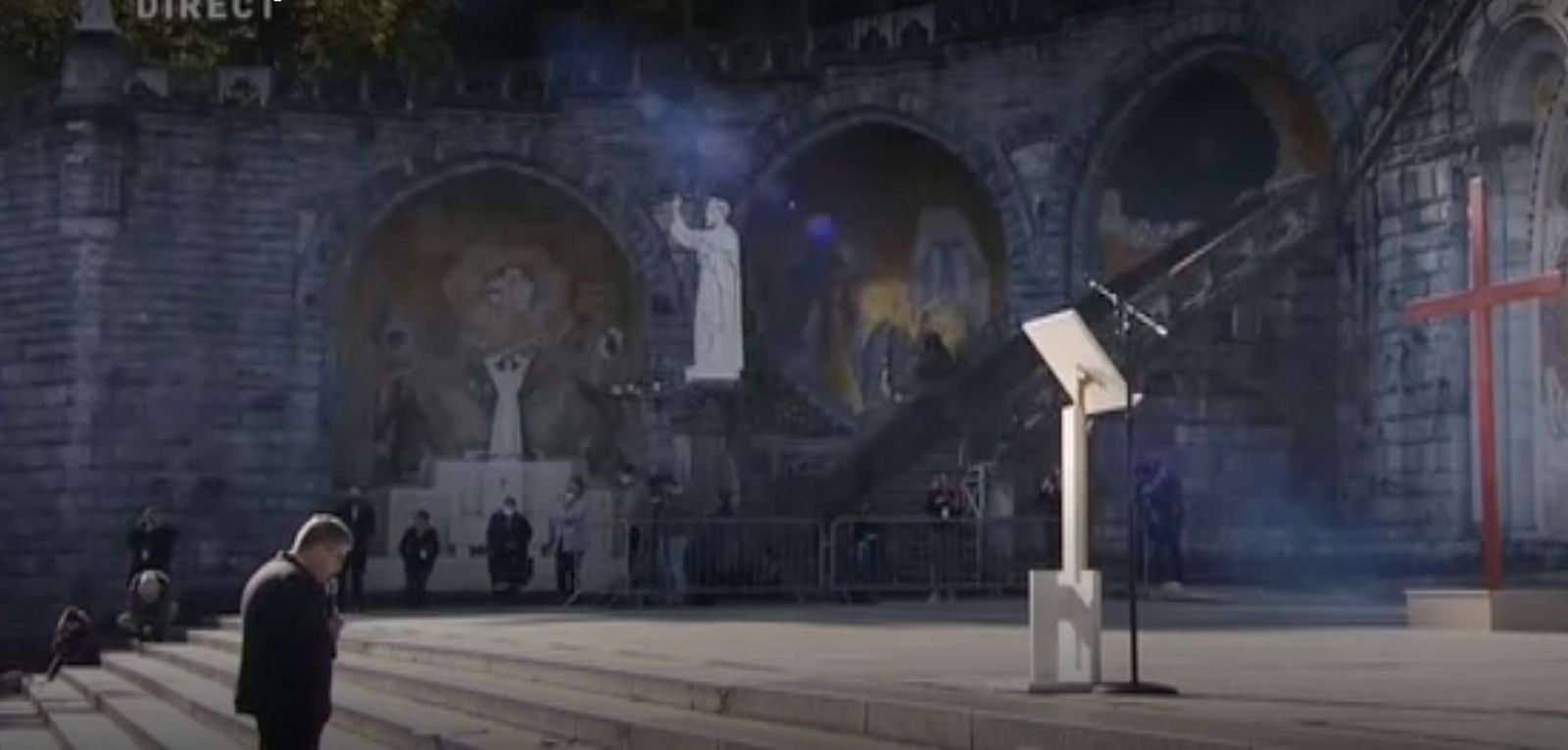 Presidente obispos de Francia, de rodillas